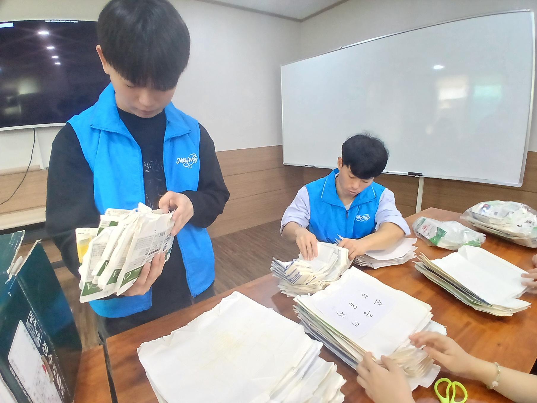 우유팩을 분리, 정리하는 모습 (2)